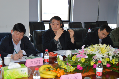 北京市工商聯(lián)佘運副主席(中)、張峰處長(左)，北京市統(tǒng)戰(zhàn)部曹杰處長(右)