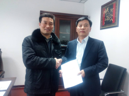 仟億達(dá)與榆樹市閆副市長(zhǎng)（右）簽約