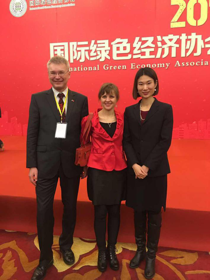  捷斯中合作協(xié)會(huì)監(jiān)事會(huì)員Rudolf Zachoval（左一）、Sarka Zhang（左二）與 仟億達(dá)劉總（右一）合影