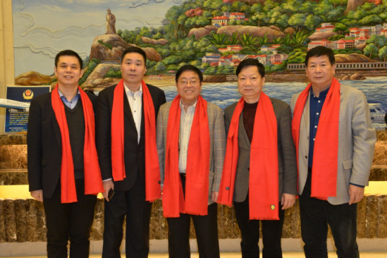 仟億達(dá)集團(tuán)董事長(zhǎng)鄭兩斌（左一）、陜西廈門商會(huì)會(huì)長(zhǎng)陳信雄（左二）、與廈門市人原副主任汪興裕（正中）、廈門駐京辦主任王飛（右二）廈門企業(yè)商會(huì)會(huì)長(zhǎng)蔣清林（右一）