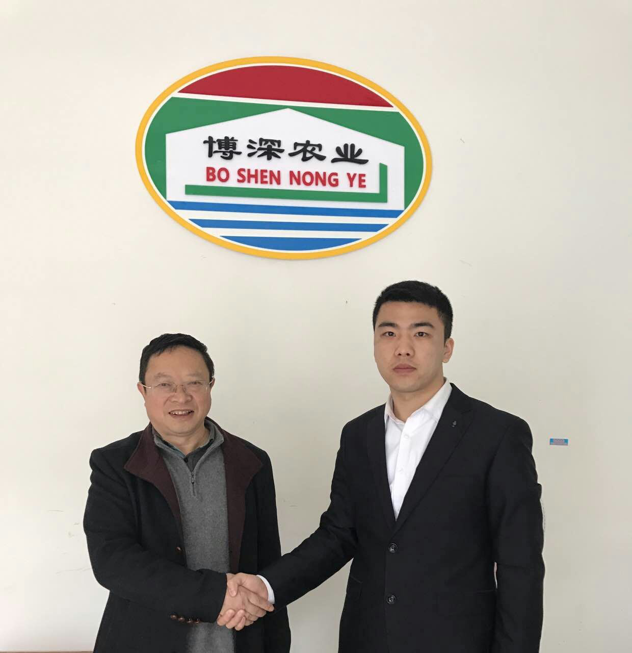 仟億達集團孫總與云南博深負責(zé)人簽約合影