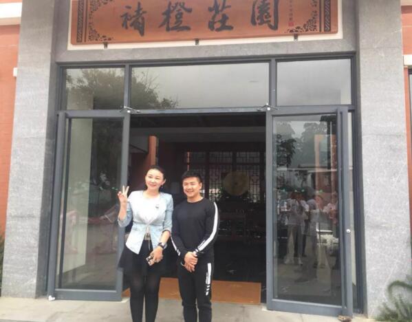 仟億達(dá)集團(tuán)總裁(左)與型動體育始人、奧運(yùn)陳一冰(右)