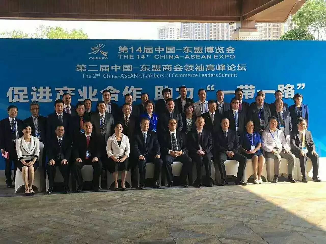 全國(guó)工商聯(lián)副主席黃榮(首排右5)、廣西壯族自治區(qū)副主席陳剛(首排右6)與仟億達(dá)集團(tuán)董事長(zhǎng)鄭兩斌(三排左3)等嘉賓合影